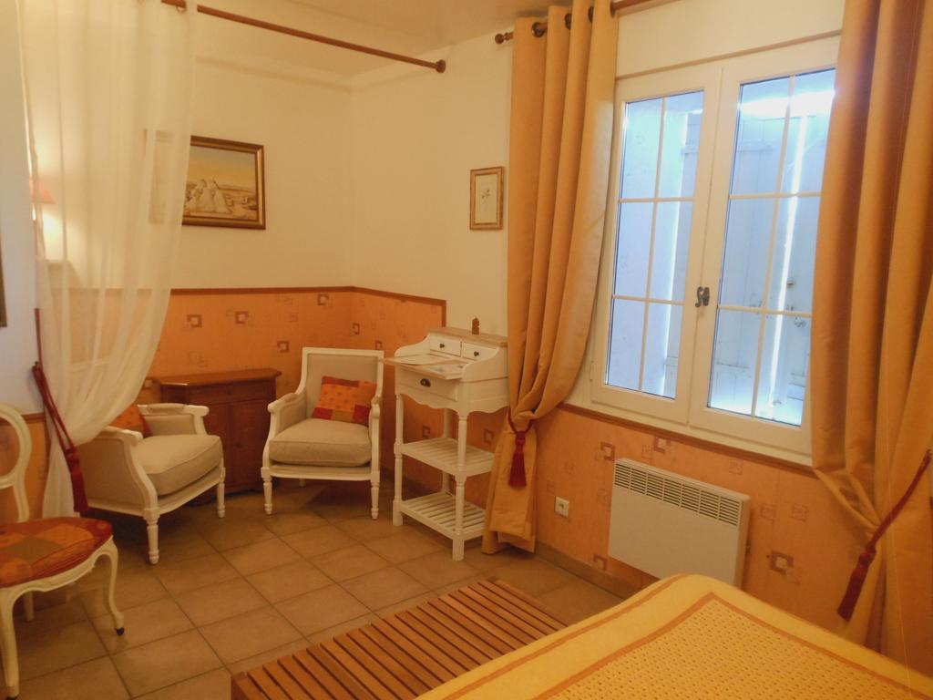 Les Passiflores Roussillon  Bilik gambar